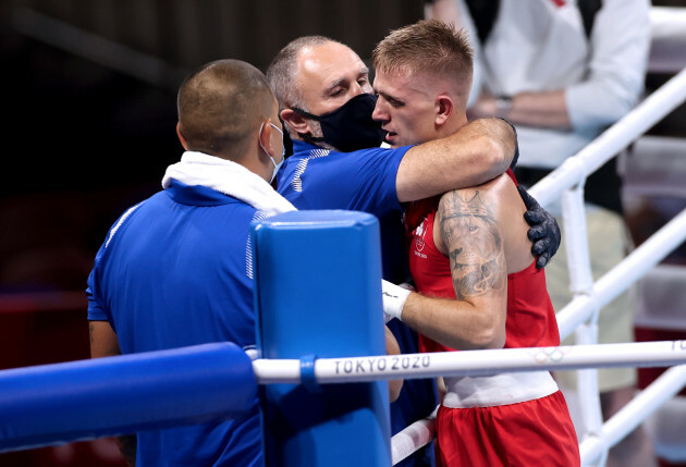 kurt-walker-consoled-by-coach-billy-walsh-after-he-was-defeated-by-duke-fagan