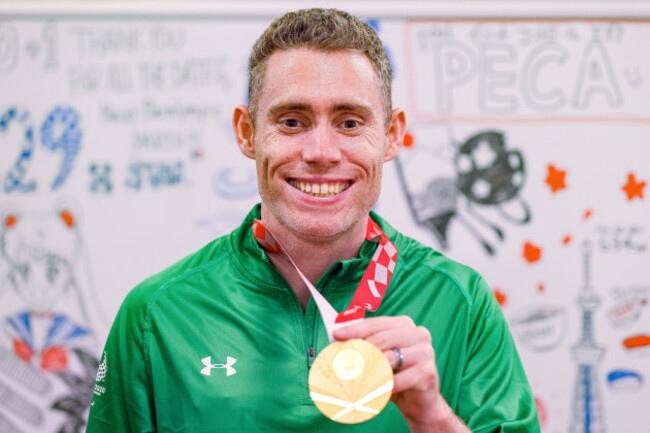 jason-smyth-celebrates-with-the-gold-medal