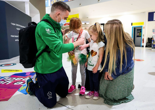 jason-smyth-is-welcomed-home-by-his-wife-elise-and-daughters-lottie-and-evie-292021