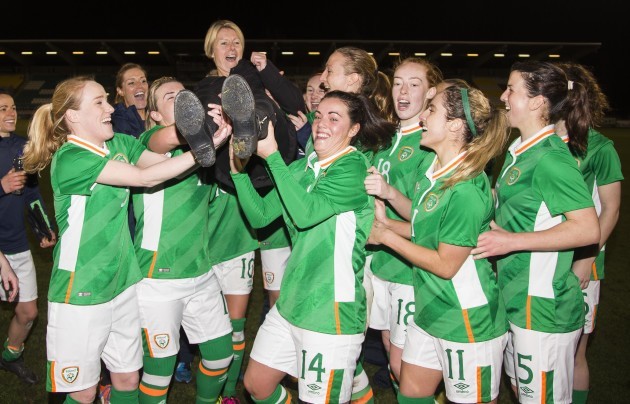 ireland-squad-celebrate-by-lifting-sue-ronan-on-her-last-game
