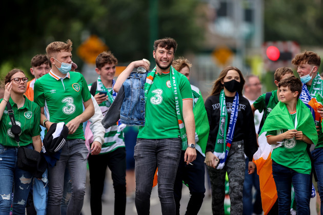 fans-arrive-at-the-aviva-stadium-ahead-of-the-game