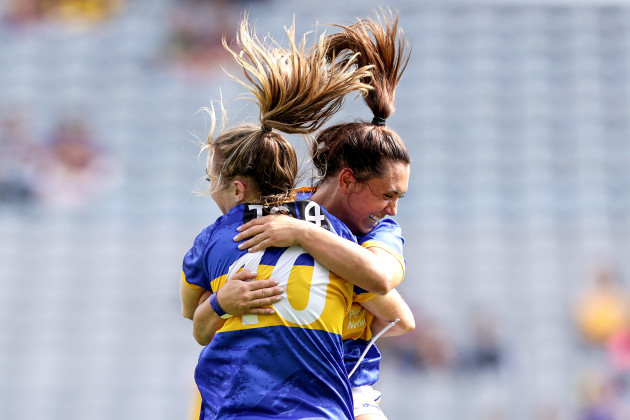 laurie-ahern-celebrates-after-the-game-with-lorna-fusciardi