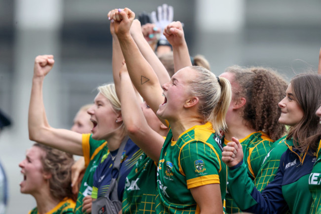 vikki-wall-celebrates-with-team-mates-after-the-game