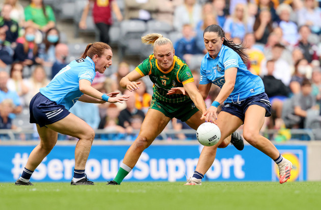 vikki-wall-is-tackled-by-siobhan-mcgrath-and-sinead-goldrick