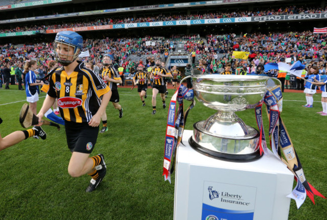 leanne-fennelly-leads-out-the-kilkenny-team