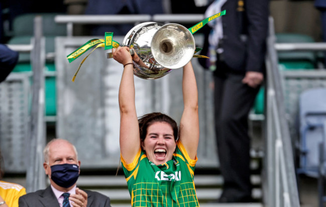 shauna-ennis-lifts-the-brendan-martin-cup