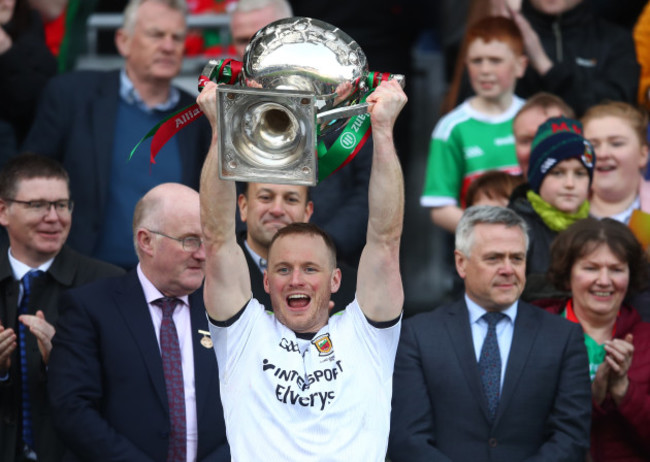 robert-hennelly-lifts-the-trophy