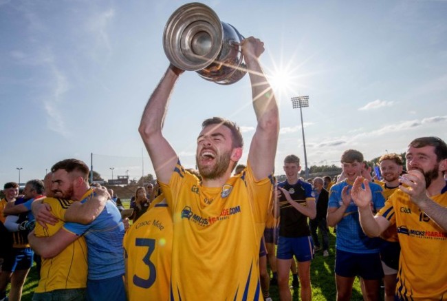 kevin-mcloughlin-lifts-the-paddy-moclair-cup