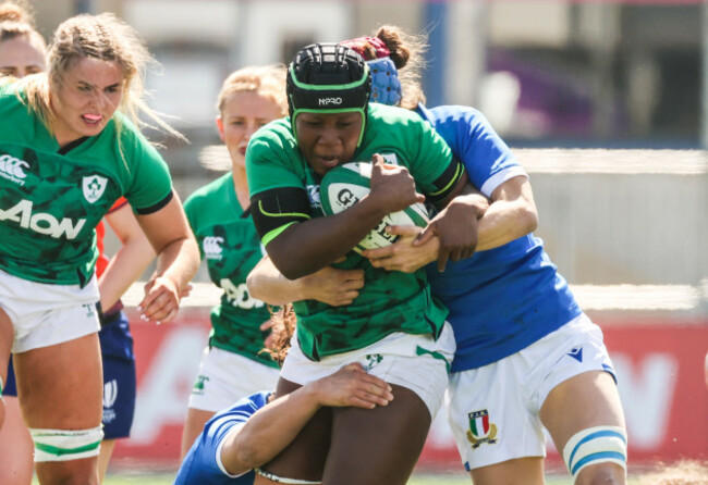 linda-djougang-is-tackled-by-elisa-giordano