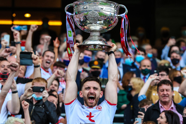 padraig-hamspey-lifts-the-sam-maguire-cup