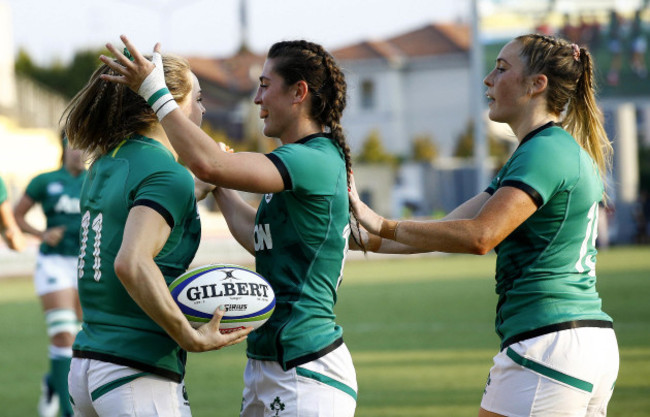 beibhinn-parsons-celebrates-with-the-teammates-after-scoring-a-try