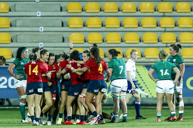 maika-brust-celebrates-with-teammates-after-scoring