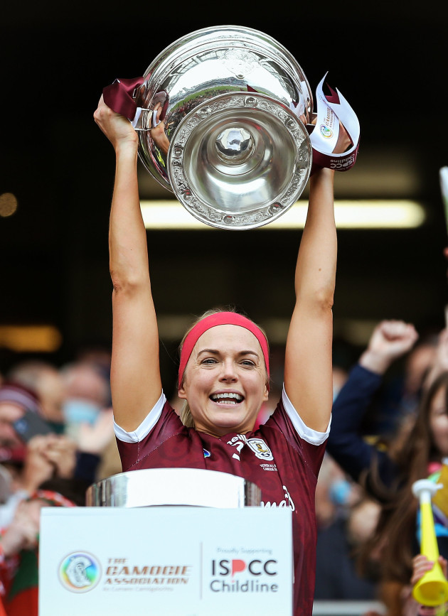 sarah-dervan-lifts-the-oduffy-cup