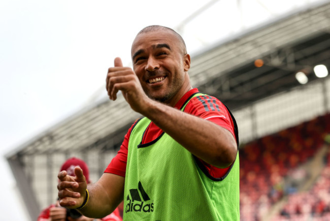 simon-zebo-applauds-the-fans-after-the-game