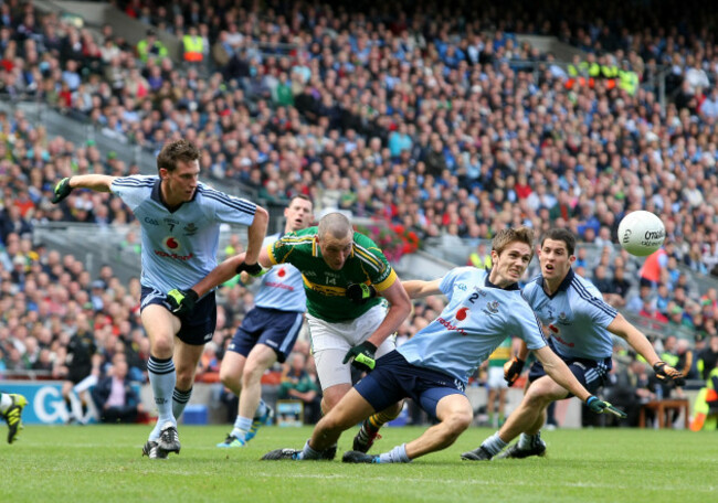 kevin-nolan-michael-fitzsimons-and-rory-ocarroll-put-pressure-on-kieran-donaghy