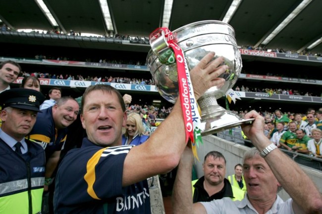 jack-oconnor-raises-the-sam-maguire-with-the-help-of-selector-ger-okeeffe