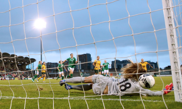 mackenzie-arnold-is-unable-to-save-a-free-kick-scored-by-lucy-quinn
