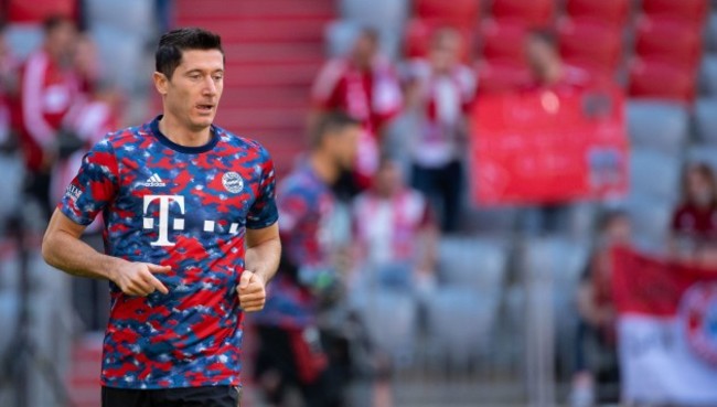 munich-germany-18th-sep-2021-football-bundesliga-bayern-munich-vfl-bochum-matchday-5-at-allianz-arena-robert-lewandowski-of-munich-warms-up-credit-sven-hoppedpa-important-note-in-accor