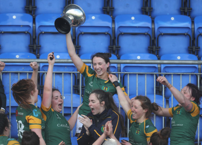 niamh-byrne-lifts-the-trophy