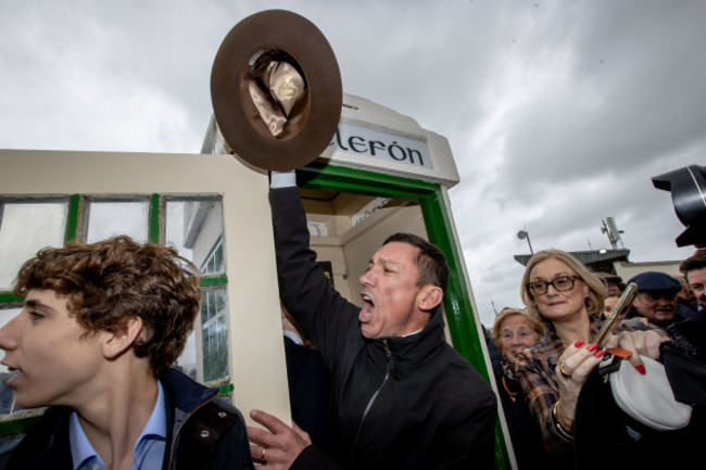 frankie-detorri-auctions-off-barney-curleys-fedora-hat-from-the-famous-phone-box-at-bellewstown-races