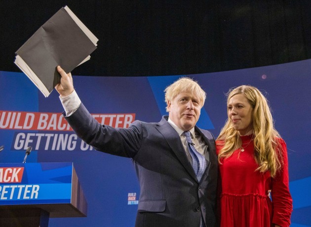 manchester-uk-6th-oct-2021-prime-minister-boris-johnson-with-his-wife-carrie-prime-minister-boris-johnson-gives-his-speech-at-the-annual-conservative-party-conference-credit-mark-thomasalam