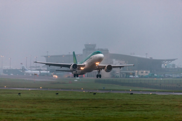 cork-airport-cork-ireland-27th-september-2018-aer-lingus-flight-ei710-to-london-heathrow-takes-off-in-fog-from-cork-airport-ireland-credit-david-creedonalamy-live-news