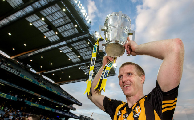 henry-shefflin-celebrates-with-the-liam-maccarthy-cup