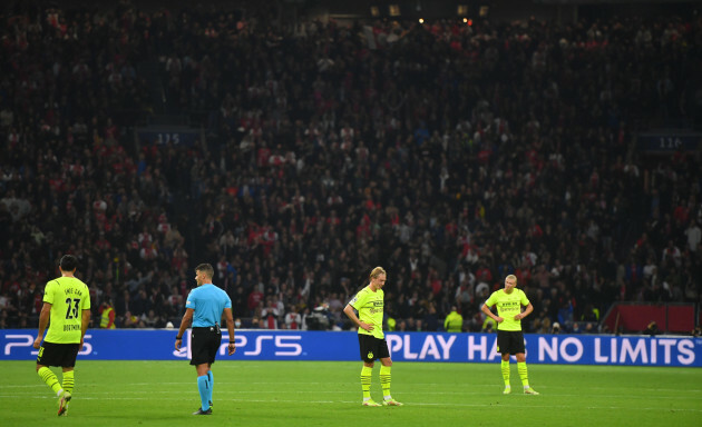 amsterdam-netherlands-19th-oct-2021-football-champions-league-ajax-amsterdam-borussia-dortmund-group-stage-group-c-matchday-3-johann-cruyff-arena-l-r-dortmunds-emre-can-dortmunds-juli