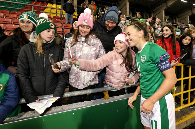 katie-mccabe-poses-for-a-photo-with-fans-after-the-game