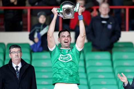 philip-oloughlin-lifts-the-trophy