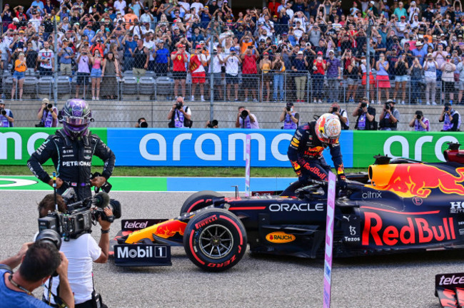 austin-usa-23rd-oct-2021-44-lewis-hamilton-gbr-mercedes-amg-petronas-f1-team-33-max-verstappen-ned-red-bull-racing-f1-grand-prix-of-usa-at-circuit-of-the-americas-on-october-23-2021-i