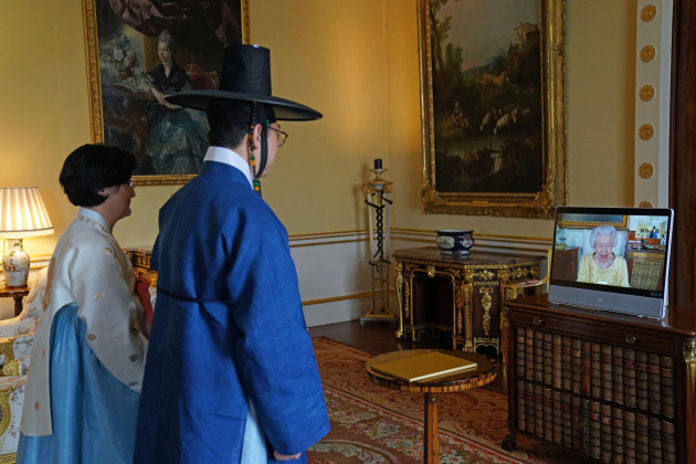 La reina Isabel II aparece en una pantalla por enlace de video desde el castillo de Windsor cuando quiere obtener un espectador virtual embajador de la República de-Corea-kun-kim