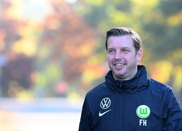 wolfsburg-germany-28th-oct-2021-football-bundesliga-vfl-wolfsburg-training-coach-florian-kohfeldt-comes-to-the-pitch-wolfsburgs-new-coach-kohfeldt-leads-his-first-training-session-with-the-v