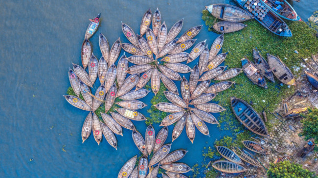 dhaka-dhaka-bangladesh-28th-oct-2021-hundreds-of-wooden-boats-resemble-like-flowers-in-dhaka-river-port-bangladesh-as-they-fan-out-around-their-moorings-the-boats-decorated-with-colourful-patt