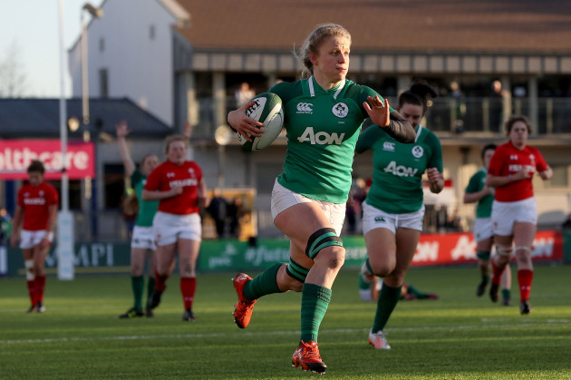 claire-molloy-on-her-way-to-scoring-a-try
