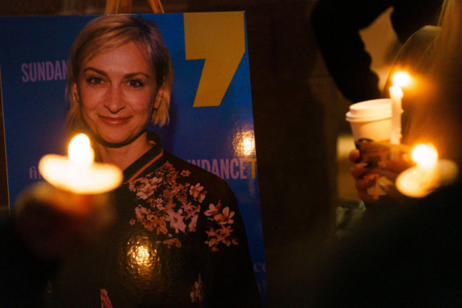 october-23-2021-albuquerque-new-mexico-usa-members-of-a-crowd-hold-up-candles-to-remember-halyna-hutchins-after-her-death-on-the-set-of-rust-at-the-albuquerque-civic-plaza-on-saturday-oct-23