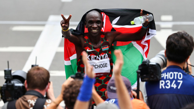 tokyo-2020-olympics-athletics-mens-marathon-sapporo-odori-park-sapporo-japan-august-8-2021-eliud-kipchoge-of-kenya-holds-the-flag-of-kenya-and-celebrates-after-winning-gold-reutersfeline
