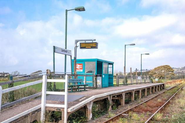 llanbedr-railway-station-on-the-cambrian-coast-railway-llanbedr-gwyneddnorth-wales-uk