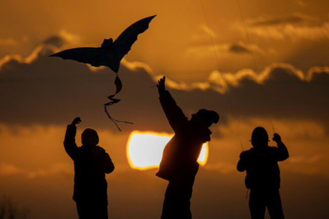 berlin-deutschland-07th-nov-2021-the-silhouette-of-three-people-can-be-seen-flying-a-kite-before-sunset-in-berlin-november-7th-2021-copyright-florian-gaertnerphotothek-de-credit-dpaalamy-li