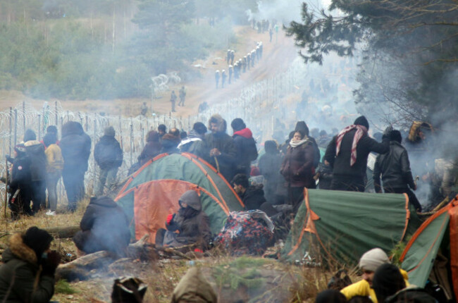 grodno-region-belarus-10th-nov-2021-migrants-in-a-tent-camp-on-the-belarusian-polish-border-according-to-the-polish-border-guard-as-of-november-8-there-are-from-2-to-4-thousand-migrants-staying