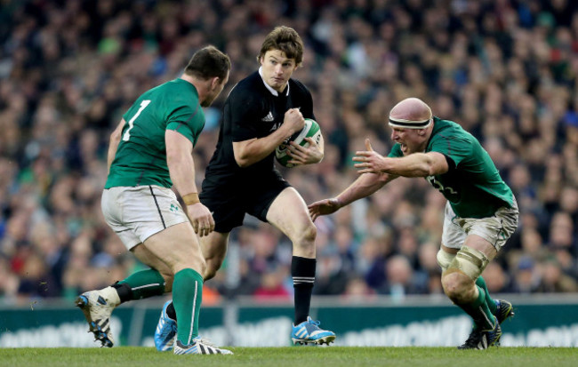 beauden-barrett-runs-at-cian-healy-and-paul-oconnell