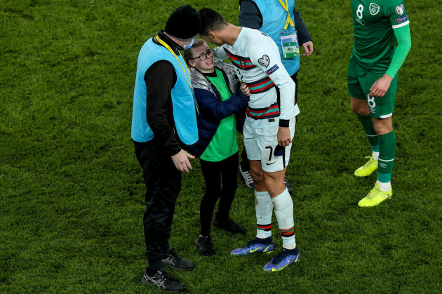 a-young-girl-runs-onto-the-pitch-at-the-final-whistle-and-reaches-cristiano-ronaldo
