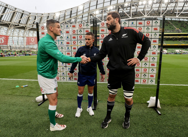 jonathan-sexton-at-the-coin-toss-with-luke-pearce-and-sam-whitelock