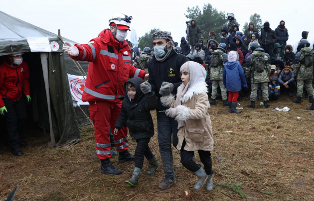 grodno-region-belarus-14th-nov-2021-migrants-gather-to-receive-humanitarian-aid-on-the-belarusian-polish-border-the-migrant-crisis-on-the-border-of-belarus-with-poland-lithuania-and-latvia-esca