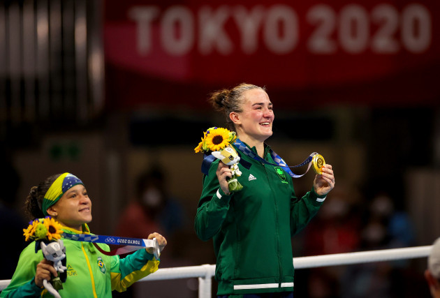 kellie-harrington-celebrates-with-her-gold-medal