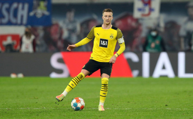 firo-1st-bundesliga-20212022-football-fuvuball-06-11-2021-rbl-rb-leipzig-bvb-borussia-dortmund-2-1-bvb-marco-reus-individual-action