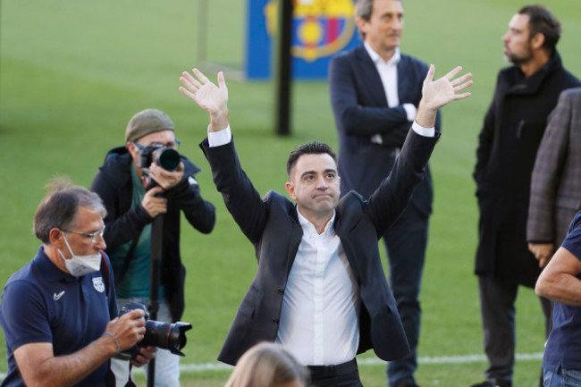 barcelona-spain-8th-nov-2021-xavi-hernandez-barcelona-footballsoccer-xavi-responds-to-the-cheers-during-presentation-fc-barcelonas-new-head-coach-xavi-hernandez-at-the-camp-nou-in-barcelon