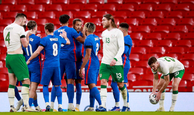 dominic-calvert-lewin-celebrates-scoring-a-goal-with-teammates