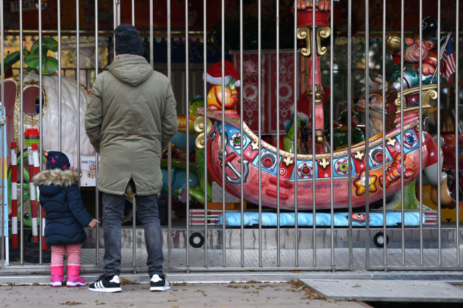 geschlossene-stande-beim-adventmarkt-im-linzer-volksgarten-der-beginn-des-marktes-wurde-wegen-der-hohen-corona-zahlen-verschoben-osterreicxh-europa