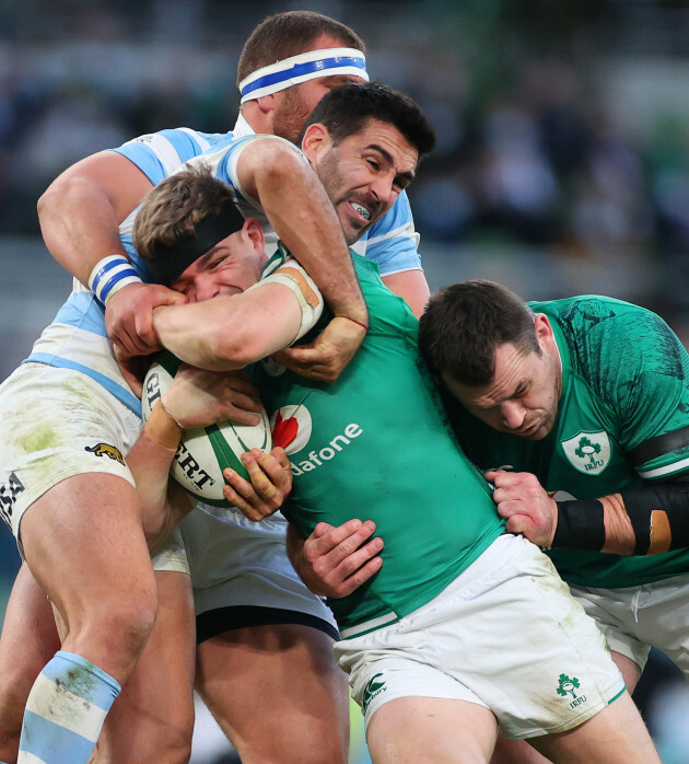 jeronimo-de-la-fuente-tackles-garry-ringrose-and-cian-healy